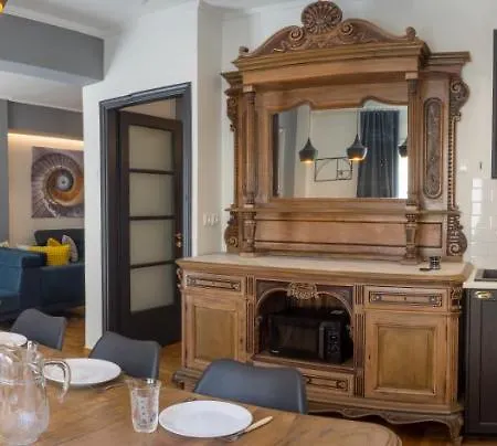 Victorian Elegance, Athens' Hidden Gem, 6br , 30sec To Metro , Ac , Netflix Apartment *